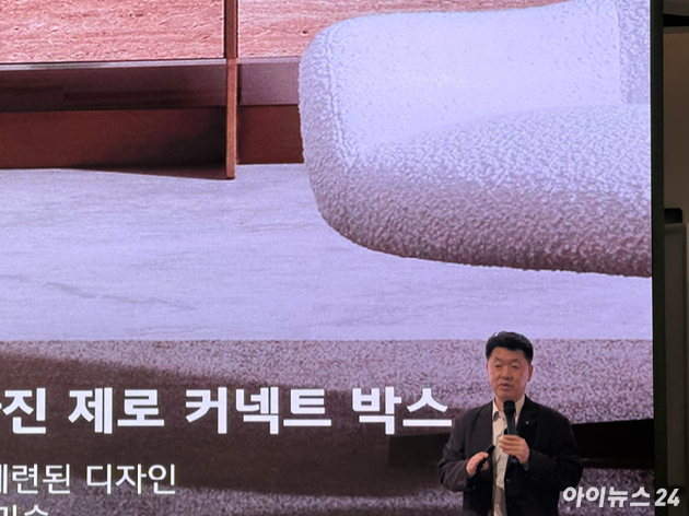 25일 서울 영등포구 그라운드220에서 열린 LG전자 2026년형 TV 신제품 설명회에서 LG전자 백선필 디스플레이 CX 담당 상무가 신제품을 소개하고 있다. [사진=황세웅 기자]