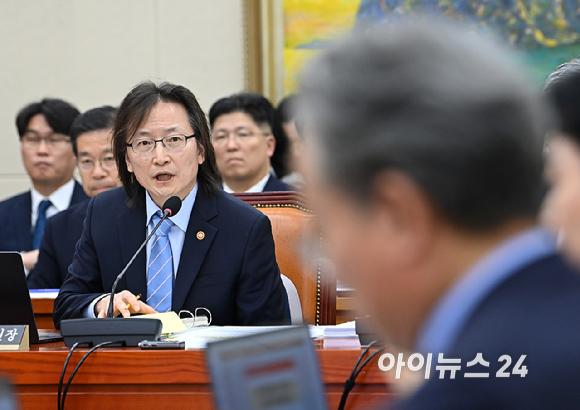 주병기 공정거래위원장이 12일 서울 여의도 국회에서 열린 정무위원회의 공정위 등에 대한 국정감사에서 질의에 답변하고 있다. [사진=곽영래 기자]