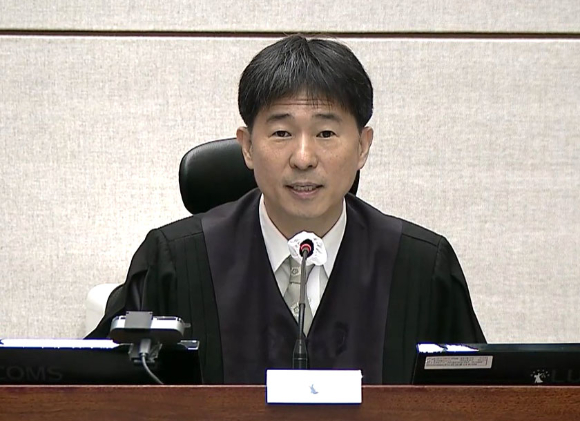 12&middot;3 비상계엄과 관련해 특검의 수사를 받는 윤석열 전 대통령이 두 번째 구속 전 피의자 심문(영장실질심사)을 받기 위해 지난해 7월 9일 오후 서울 서초구 중앙지법으로 출석하고 있다. [사진=사진공동취재단]