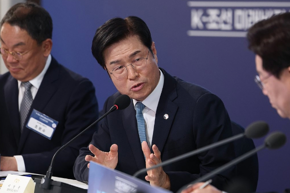 이재명 대통령이 13일 호텔현대 바이 라한 울산에서 열린 K-조선 미래비전 간담회에서 김정관 산업통상부 장관의 발표를 듣고 있다. [사진=연합뉴스]