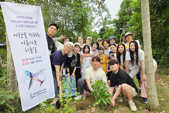 봉사활동에 참여한 대한항공 임직원과 가족들이 기념 촬영하고 있다. [사진=대한항공]