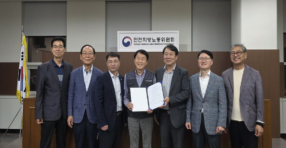 인천광역시 시내버스 노사가 11일 열린 제3차 특별조정회의에서 임금 관련 협상에 최종 합의한 후 기념 촬영을 하고 있다. [사진=인천시]