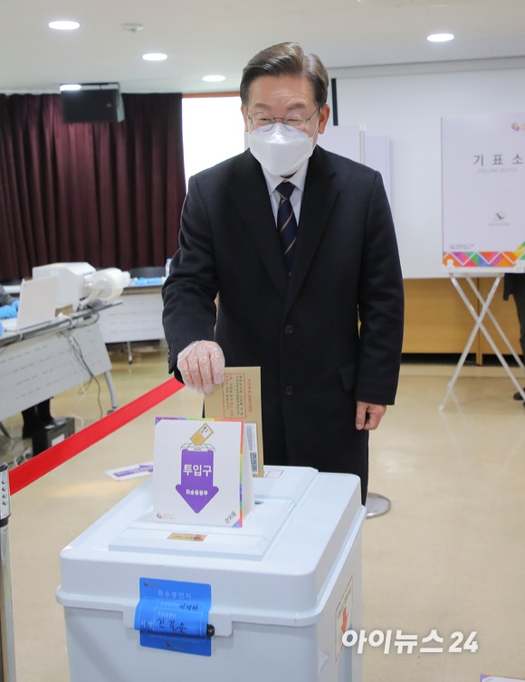 이재명 더불어민주당 대선후보가 4일 오전 서울 중구 소공동 주민센터에 마련된 사전투표소에서 제20대 대통령 선거 사전투표를 하고 있다. [사진=국회사진취재단]