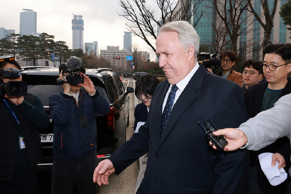 국민의힘 인요한 의원이 10일 서울 여의도 국회 소통관에서 의원직 사퇴를 표명한 뒤 차량에 탑승하고 있다. [사진=연합뉴스]