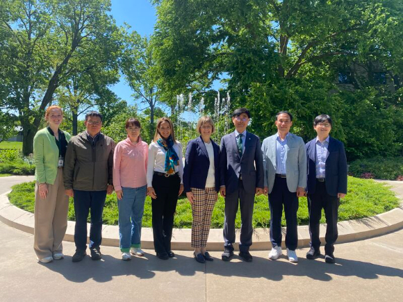 한국수목원정원관리원과 모튼수목원 관계자들이 참나무 보전 및 협력 강화를 위한 업무협약을 체결하고 기념사진을 촬영하고 있다. [사진=한국수목원정원관리원]