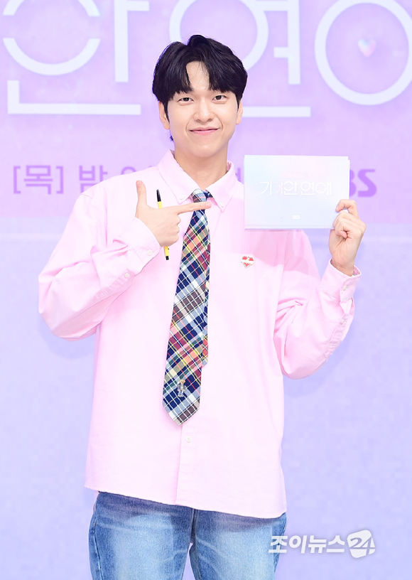 방송인 유재필이 18일 오후 서울 목동 SBS사옥에서 열린 SBS 새 예능 '나의 AI파트너-기이안 연애' 제작발표회에 MC로 참석하고 있다. [사진=정소희 기자]