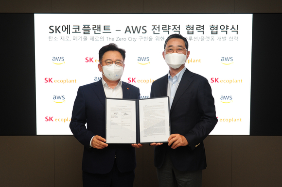 박경일 SK에코플랜트 사장(왼쪽)과 함기호 AWS코리아 대표가 디지털 솔루션 및 플랫폼을 개발, 확산 협력인 '전략적 협력 협약(SCA)'을 맺고 기념사진을 촬영하고 있다. [사진=SK에코플랜트]