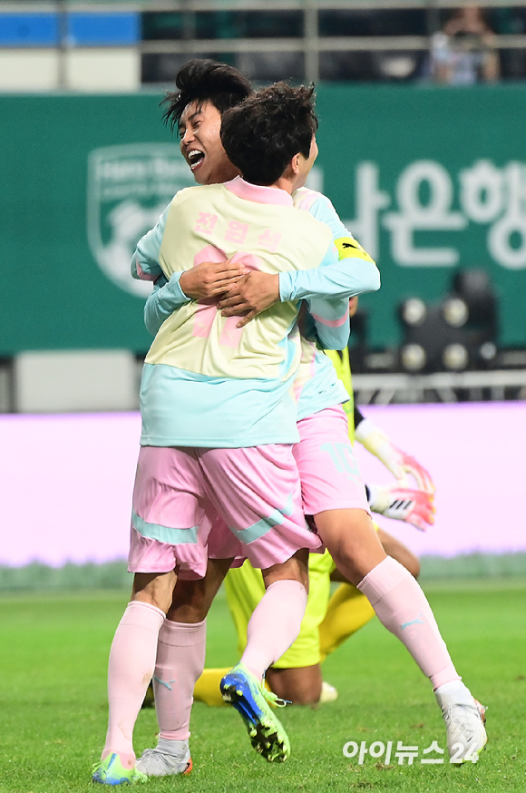 가수 임영웅이 12일 오후 대전광역시 대전월드컵경기장에서 열린 하나은행 자선축구대회 팀 히어로와 팀 기성용 경기에 팀 히어로 주장으로 참석해 후반 전원석의 골에 어시스트를 하고 기뻐하고 있다. [사진=정소희 기자]