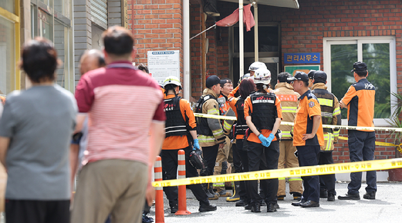 23일 오전 8시 29분께 경북 경산시 사동 한 아파트 관리실 안에서 폭발 추정 사고가 난 가운데 현장 출입이 통제되고 있다. [사진=연합뉴스]