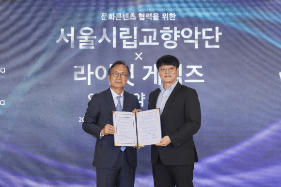 라이엇게임즈 코리아 조혁진 대표(오른쪽)와 서울시립교향악단 정재왈 대표. [사진=라이엇게임즈]