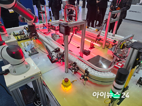 안덕근 산업통상자원부 등 주요 인사 18명이 12일 서울 강남구 코엑스에서 열린 일렉스(ELECS)코리아 2025 전시회에 마련된 부스 앞에서 설명을 듣고 있다. [사진=설재윤 기자]