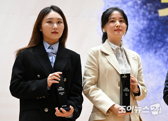 20일 오전 서울 여의도 국회 의원회관에서 열린 사단법인 국가브랜드진흥원 주최 '2022 국가브랜드 컨퍼런스'에서 스포츠 부문 대상을 수상한 쇼트트랙 선수 최민정(왼쪽)과 한류공로상을 수상한 배우 이영애가 기념촬영을 하고 있다. [사진=김성진 기자]