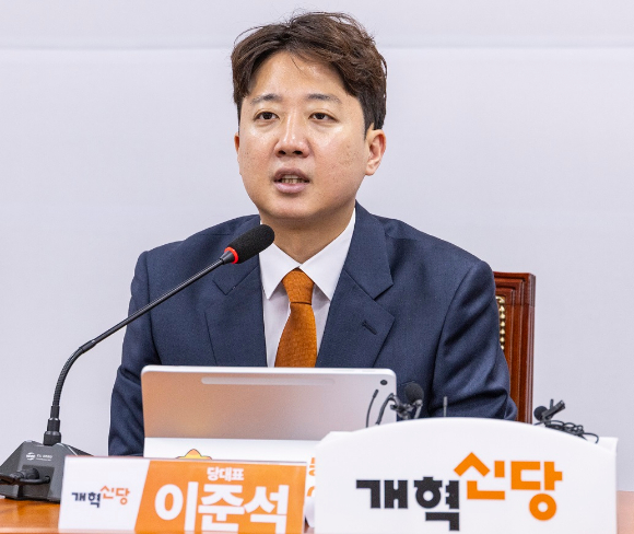 6&middot;3 지방선거 공식 선거운동 첫날인 21일 오전 부산 연제구 연산교차로 일대에서 개혁신당 정이한 부산시장 후보가 부산 지역 출마자들과 합동 출정식을 하며 발언하고 있다. 2026.5.21 [사진=개혁신당] [사진=연합뉴스]