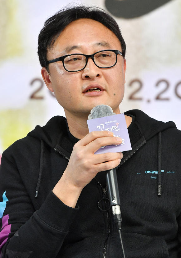 황인혁 PD가 20일 온라인으로 진행된 KBS 2TV 새 월화드라마 '꽃 피면 달 생각하고' 제작발표회에 참석해 소감을 말하고 있다. [사진=KBS]