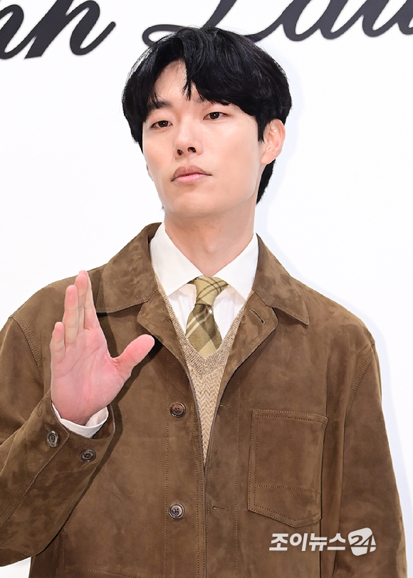 배우 한소희와 열애를 인정한 배우 류준열이 19일 서울 옥션 강남센터에서 진행된 한 패션 브랜드 포토콜 행사에 참석하고 있다. [사진=정소희 기자]