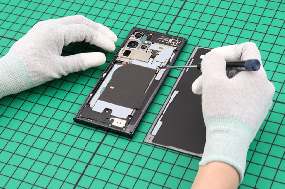갤럭시 S22 울트라 제품을 자가 수리 하는 모습 [사진=삼성전자]