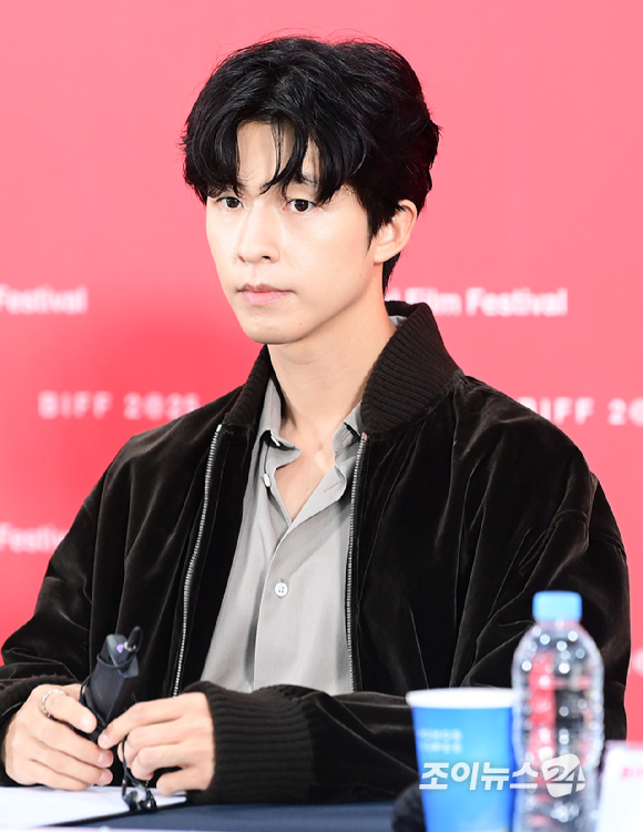 배우 홍경이 19일 오전 부산광역시 해운대구 우동 영화의 전당에서 열린 제30회 부산국제영화제(BIFF) 영화 '굿뉴스' 갈라 프레젠테테이션 기자회견에 참석하고 있다. [사진=정소희 기자]