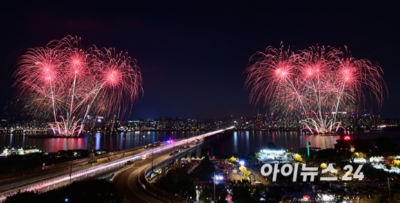 27일 저녁 서울 여의도 한강공원 일대에서 열린 '한화와 함께하는 서울세계불꽃축제 2025'에서 화려한 불꽃들이 밤 하늘을 수놓고 있다. [사진=정소희 기자]