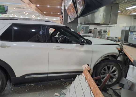 강원도 한 휴게소에서 스포츠유틸리티 차량(SUV)이 식당으로 돌진해 시민 십수 명이 다쳤다. 사진은 사고 현장. [사진=강원소방본부]