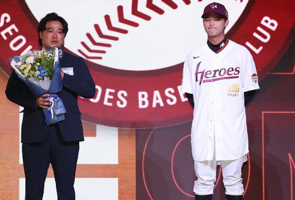 지난해 9월 17일 서울 송파구 롯데호텔 월드에서 열린 2026 KBO 신인 드래프트에서 키움 히어로즈에 1라운드 1순위 지명을 받은 천안북일고 오른손 투수 박준현이 소감을 말하고 있다. [사진=연합뉴스]