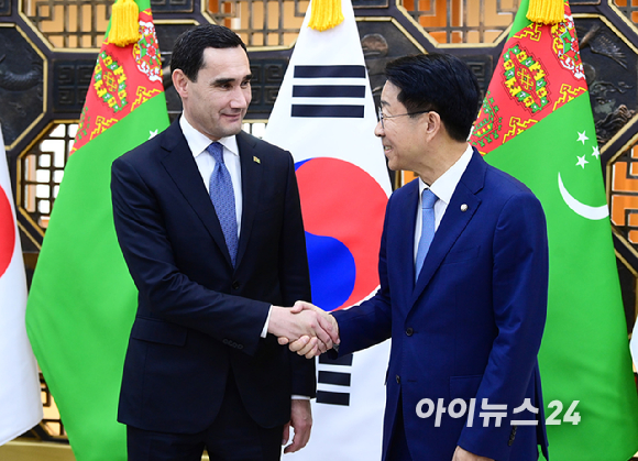 조정식 국회의장이 15일 국회를 찾은 베르디무하메도프 투르크메니스탄 대통령을 만나 악수하고 있다. [사진=정소희 기자]