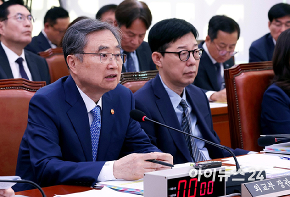 조현 외교부 장관이 6일 서울 여의도 국회에서 열린 외교통일위원회의 외교부 등에 대한 국정감사에서 의원 질의에 답변하고 있다. [사진=곽영래 기자]