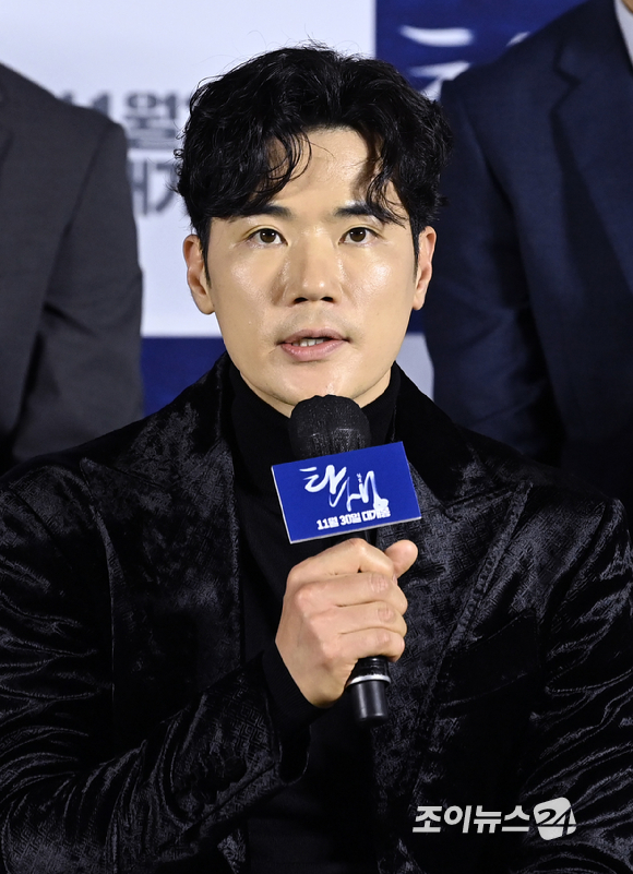 배우 윤시윤이 11일 오전 서울 용산구 CGV아이파크몰에서 열린 영화 '탄생' 제작보고회에 참석해 인사말을 하고 있다. [사진=김성진 기자]