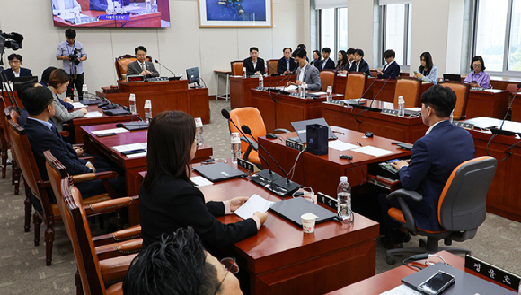 지난 27일 오후 서울 여의도 국회에서 열린 교육위원회 전체회의에서 김영호 교육위원장이 의사봉을 두드리고 있다. [사진=뉴시스]