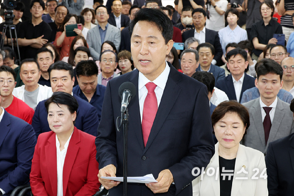 국민의힘 오세훈 서울시장 후보가 제9회 전국동시지방선거일 다음날인 4일 서울 종로구 대왕빌딩에 마련된 선거사무소에서 발언하고 있다. [사진=곽영래 기자]