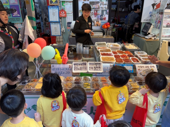 중랑구가 진행하는 '어린이 전통시장 장보기' 행사에 참여한 어린이집 원아들의 모습. [사진=중랑구]