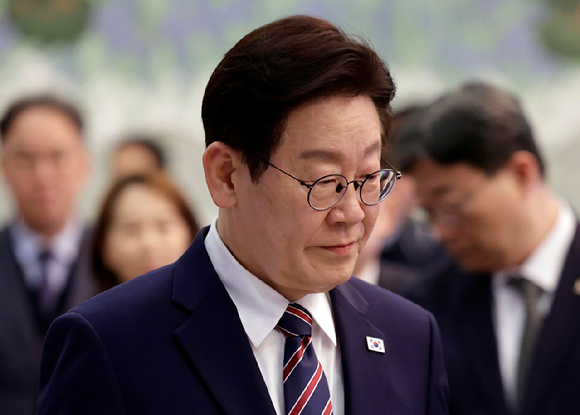 이재명 대통령이 12일 청와대에서 열린 수석보좌관회의에 입장하고 있다. 2026.2.12 [청와대통신사진기자단] [사진=연합뉴스]