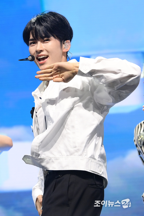 그룹 제로베이스원 성한빈이 10일 오후 서울 광진구 광장동 예스24라이브홀에서 열린 제로베이스원(ZEROBASEONE) 데뷔 쇼케이스에서 멋진 무대를 선보이고 있다. [사진=정소희 기자]