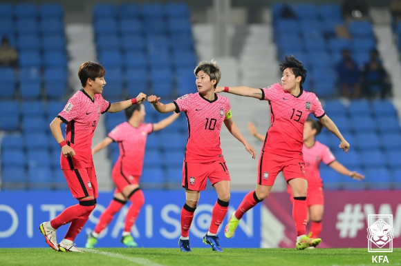 한국 여자축구 대표팀의 에이스 지소연(가운데)이 베트남과의 아시안컵 조별리그 C조 1차전에서 득점을 기록하고 동료들과 기뻐하고 있다. [사진=대한축구협회(KFA)]
