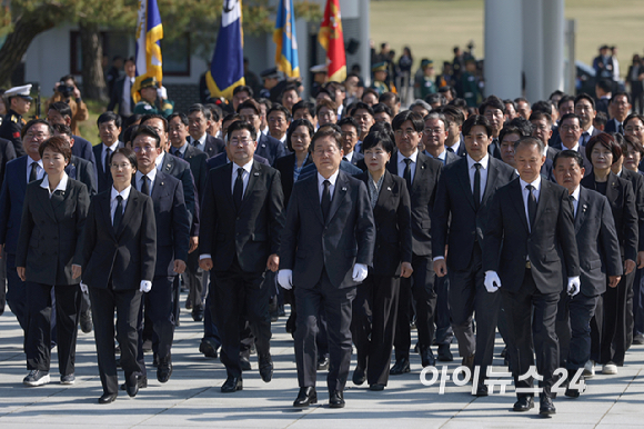 더불어민주당 이재명 대선후보가 28일 오전 서울 동작구 국립 서울현충원 현충탑에서 참배하기 위해 현충탑으로 이동하고 있다. [사진=곽영래 기자]