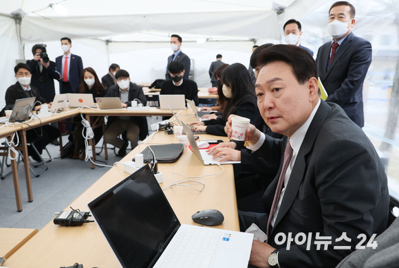 윤석열 대통령 당선인이 23일 오전 서울 종로구 통의동 인수위원회 사무실 앞에 설치된 프레스다방을 찾아 취재진과 대화를 하고 있다. [사진=김성진 기자]