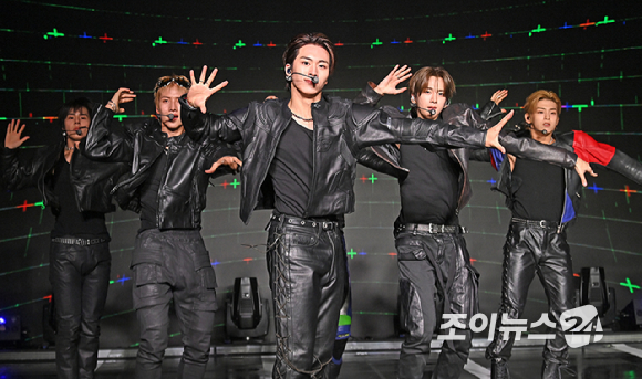 그룹 82메이저(82MAJOR)가 30일 오후 서울 강남구 일지아트홀에서 열린 미니 4집 '트로피' 컴백 쇼케이스에서 포토타임을 갖고 있다. [사진=곽영래 기자]