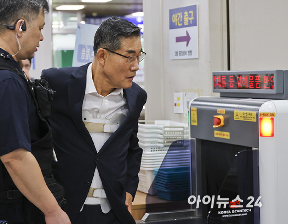 신원식 전 국가안보실장이 3일 서울 서초구 서울고등법원에서 열린 '내란우두머리 등 혐의' 항소심 13차 공판에 출석하고 있다. [사진=곽영래 기자]