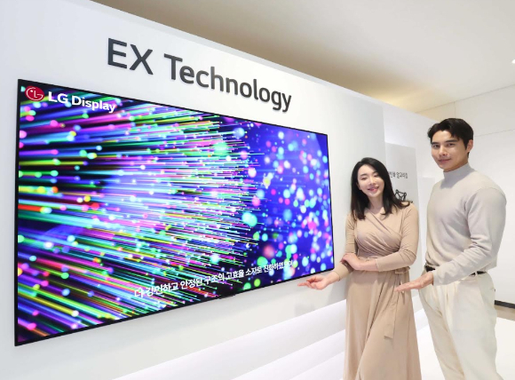 LG디스플레이 모델이 EX 테크놀로지가 적용된 OLED TV 패널을 소개하고 있다. [사진=LG디스플레이 ]