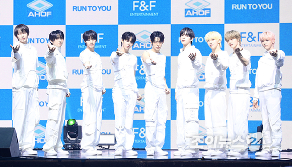 그룹 아홉(AHOF)&nbsp;세 번째 미니 앨범 'RUN TO YOU(런 투 유)' 발매 기념 쇼케이스가 8일 오후 서울 광진구 광장동 예스24라이브홀에서 열렸다.&nbsp;아홉이 포토타임을 갖고 있다. [사진=정소희 기자]