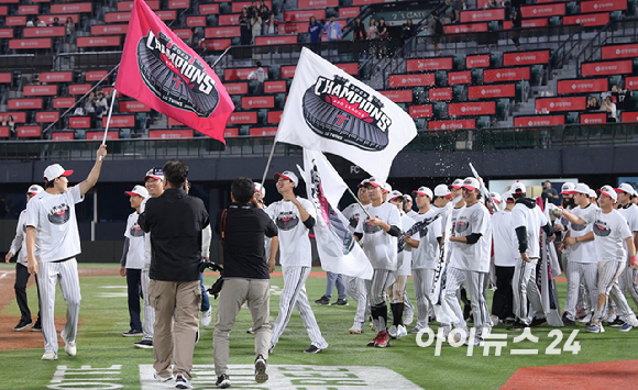 29년만에 정규 시즌 우승을 차지한 LG 트윈스 염경엽 감독과 코칭스태프, 선수들이 4일 부산사직종합운동장 사직야구장에서 열린 '2023 신한은행 SOL KBO리그' 롯데 자이언츠와 경기를 마치고 우승 세리머니를 하고 있다. [사진=정소희 기자]