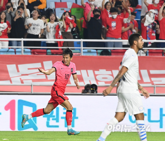 10일 오후 수원월드컵경기장에서 열린 대한민국과 파라과이의 친선경기가 2-2 동점으로 끝났다. 후반 대한민국 정우영이 동점골을 넣고 기뻐하고 있다. [사진=정소희 기자]