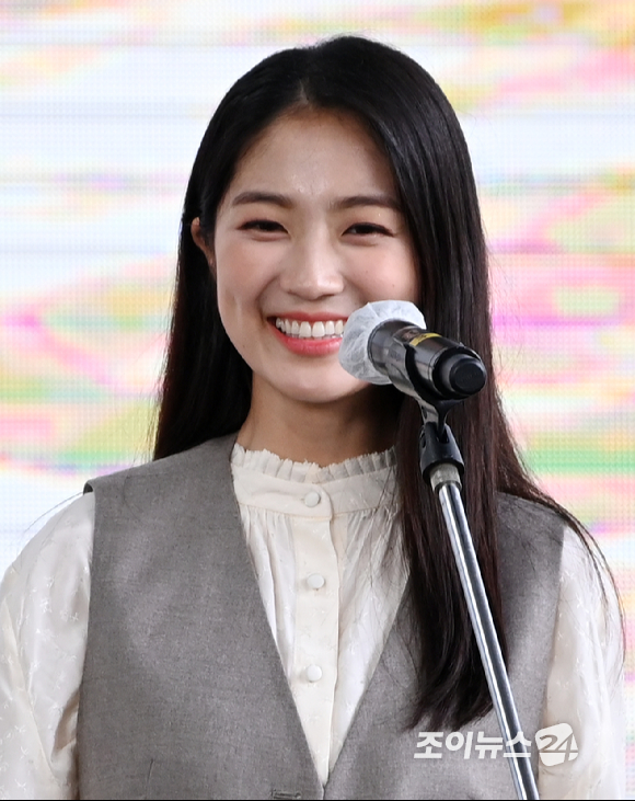 배우 김혜윤이 8일 오후 부산광역시 해운대구 우동 영화의전당에서 진행된 제26회 부산국제영화제(BIFF) 영화 '불도저에 탄 소녀' 야외무대인사에서 미소를 짓고 있다.