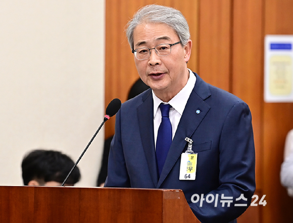 임종룡 우리금융그룹 회장이 10일 오후 서울 여의도 국회 정무위원회에서 열린 금융위원회·한국산업은행·중소기업은행에 대한 국정감사에서 의원 질의에 답변하고 있다. [사진=곽영래 기자]