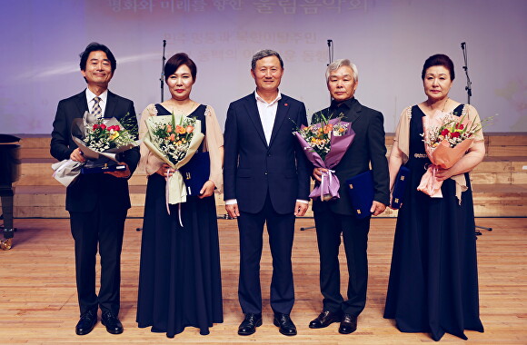 김완근 제주시장이 '북한이탈 주민의 날 지정' 기념 유공자에게 표창을 수여하고 있다. [사진=제주시]