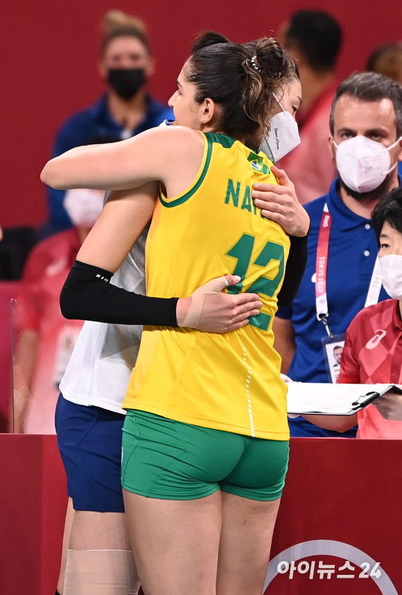 6일 오후 일본 도쿄 아리아케 아레나에서 열린 2020 도쿄올림픽 여자 배구 준결승 대한민국 대 브라질의 경기가 진행됐다. 한국 김연경이 세트스코어 0-3(16-25, 16-25, 16-25)으로 패배한 후 브라질 나탈리아의 승리를 축하하고 있다.