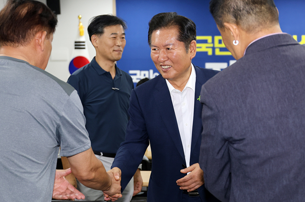 더불어민주당 차기 당 대표 선거에 출마한 정청래 의원이 9일 서울 여의도 국회 의원회관에서 열린 당원 주권 정당개혁 토론회에서 발언하고 있다.(사진 왼쪽) 같은 날 박찬대 의원은 전남 무안군 전남도의회 브리핑룸에서 기자회견을 열고 인사말하고 있다.(사진 오른쪽) 2025.7.9 [사진=연합뉴스]