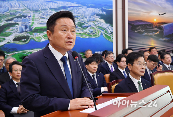 최인호 주택도시보증공사 사장이 15일 서울 여의도 국회 국토교통위원회에서 열린 한국부동산원, 주택도시보증공사 등에 대한 국정감사에서 업무보고를 하고 있다. [사진=곽영래 기자]