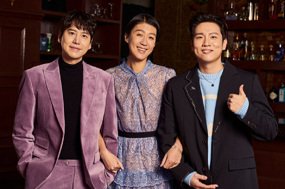 그룹 슈퍼주니어 규현, 방송인 홍진경, 가수 한해가 20일 온라인으로 진행된 넷플릭스 예능 '솔로지옥' 기자간담회에 참석해 포즈를 취하고 있다. [사진=넷플릭스]