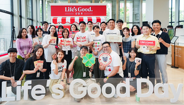 류재철 LG전자 CEO(앞에서 두 번째 줄, 왼쪽에서 다섯 번째)가 지난 13일 서울 여의도 LG트윈타워에서 열린 '라이프스굿 데이'에서 임직원들과 기념 사진을 찍고 있다. [사진=LG전자]