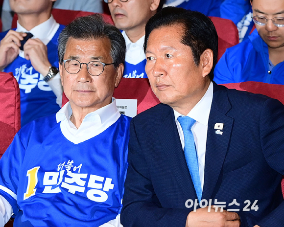 더불어민주당 정청래 대표(오른쪽)와 이시종 공동상임선대위원장이 3일 서울 여의도 국회 의원회관에 마련된 제9회 전국동시지방선거 및 국회의원 재보궐 선거 개표종합상황실에서 출구조사 결과를 기다리고 있다. [사진=정소희 기자]